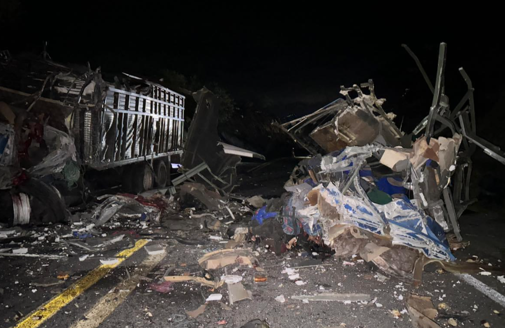 Choque de tráiler y autobús en la autopista Tehuacán-Oaxaca deja varios muertos y heridos