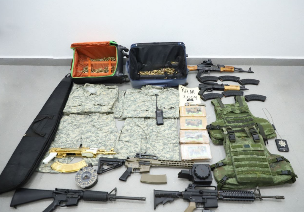 SSP de Hidalgo asegura arsenal del grupo delictivo «Los Cenobios»; entre las armas había un rifle chapado en oro