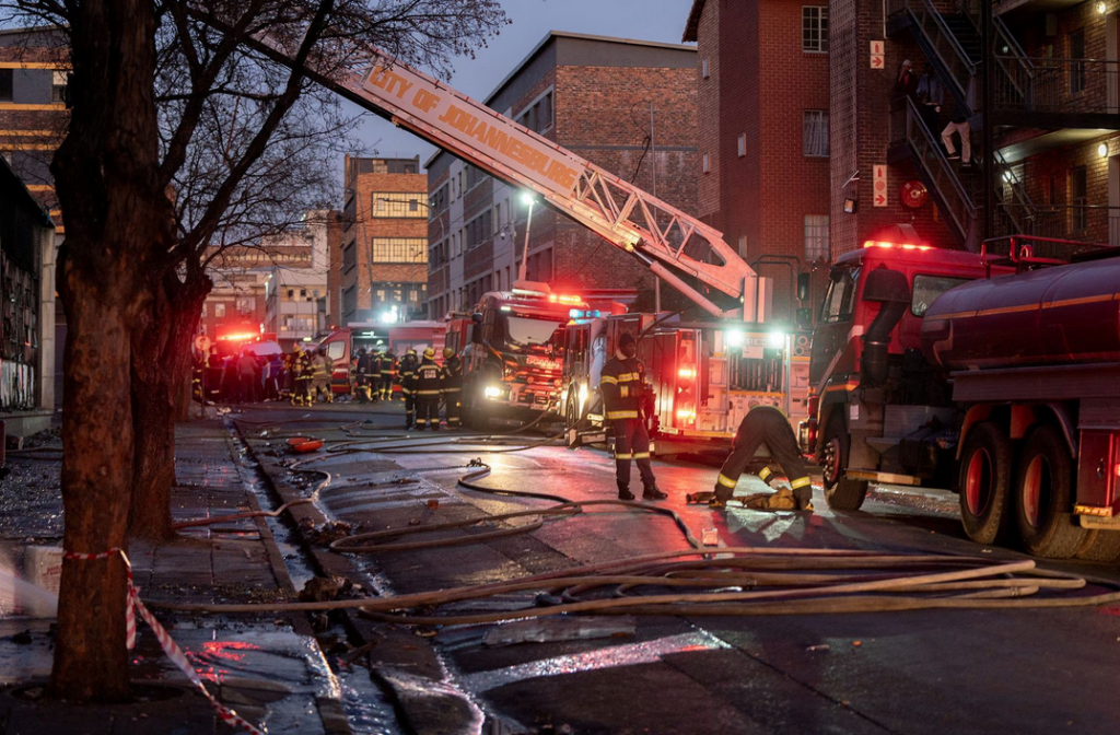 Incendio en bloque de apartamentos en Johannesburgo deja 73 personas muertas