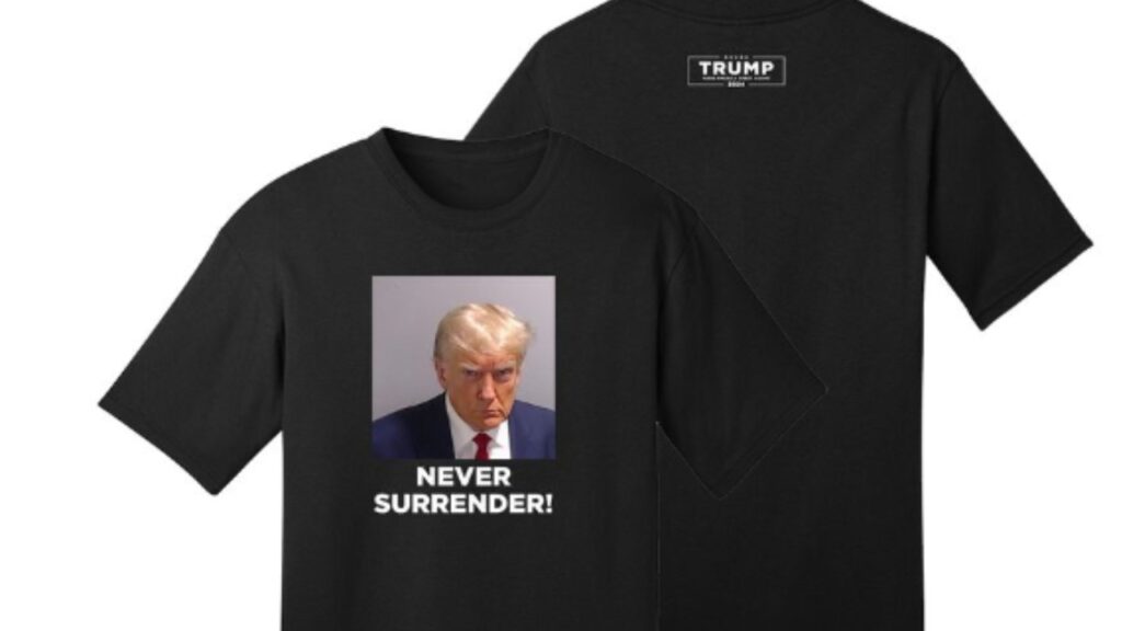 Campaña de Trump vende productos con su fotografía policial y un lema inspirador