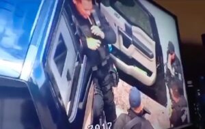 Exhiben a 5 policías de Jalisco bebiendo en su horario laboral