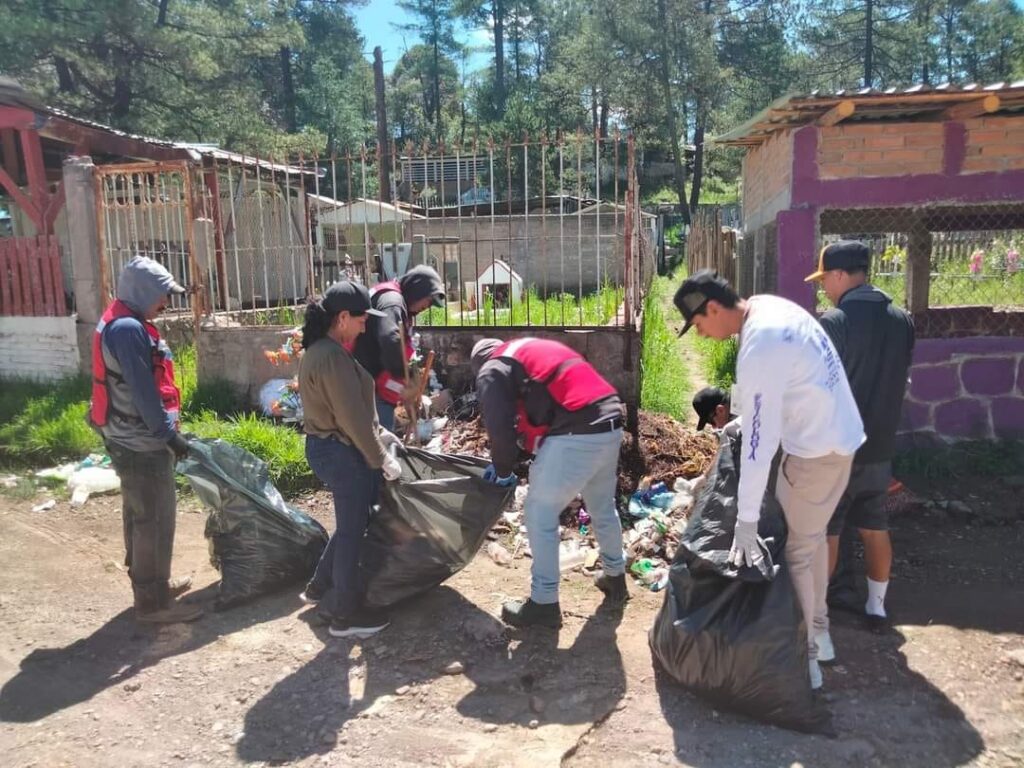 Realizan campaña de limpieza en el panteón municipal