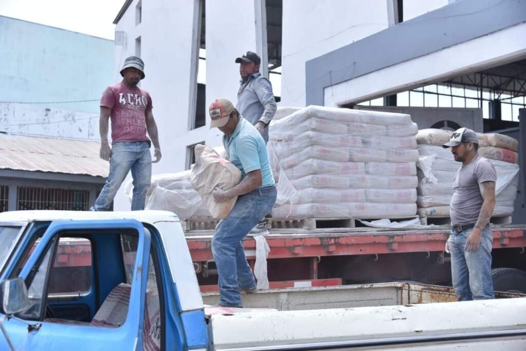 Entregan 30 toneladas de material subsidiado