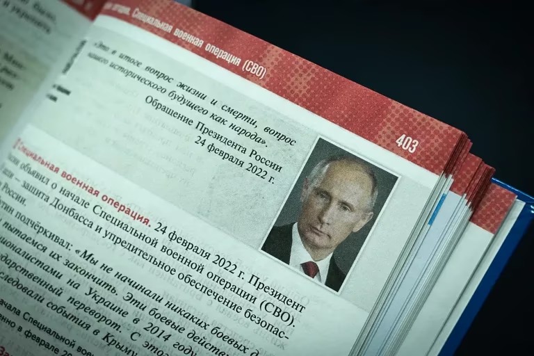 Putin también rediseña libros de texto gratuitos en Rusia
