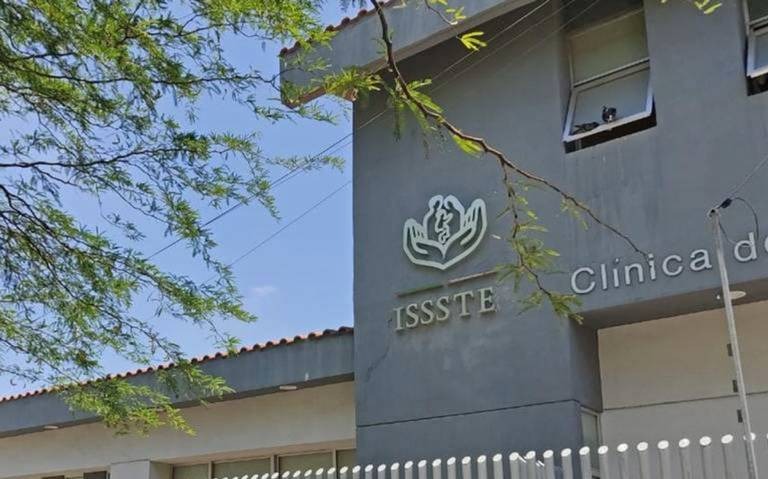 Puerta de cristal cae sobre hombre en ISSSTE de Torreón