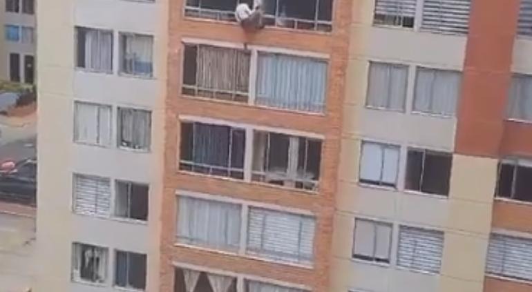 Mujer sufre crisis nerviosa durante sismo en Colombia y se lanza de edificio