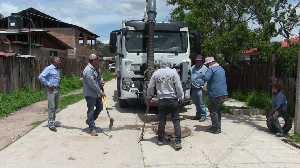 Atienden drenajes saturados en colonias de El Salto