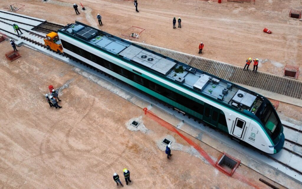 AMLO supervisa el Tren Maya previo a su primer viaje de prueba en septiembre