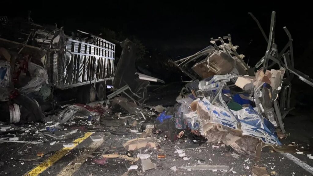 Confirman 16 muertos por accidente carretero en Oaxaca