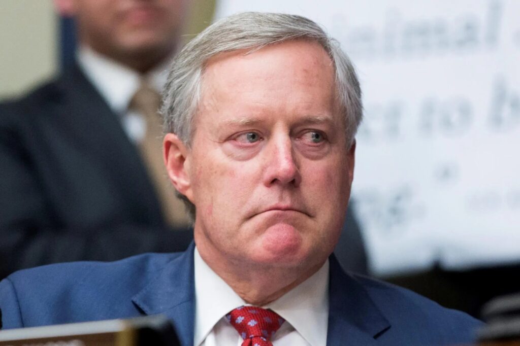 Mark Meadows, exjefe de gabinete de Trump, se entrega a las autoridades