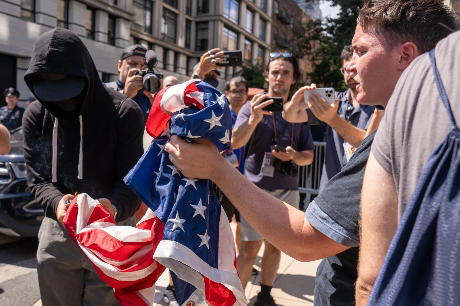 Protestan en mansión del alcalde de Nueva York por crisis migratoria
