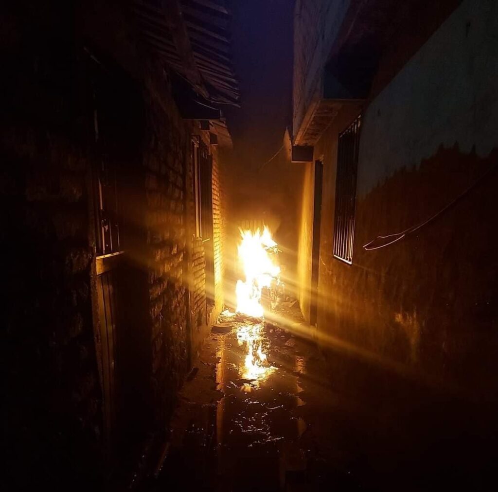 Reparaban una motocicleta y se les incendio