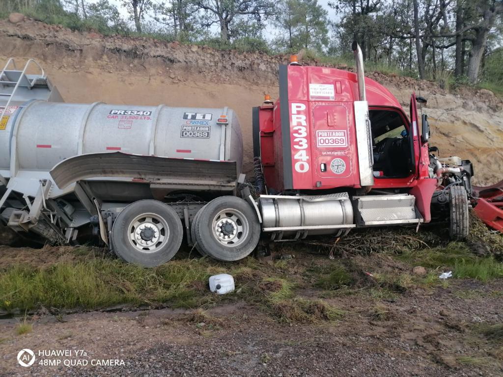 Permanece cerrada supercarretera por choque donde se derrama diesel