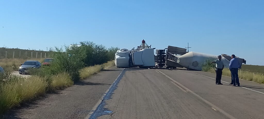 Un camión volcó y provocó el cierre parcial de la carretera a Chihuahua: galería