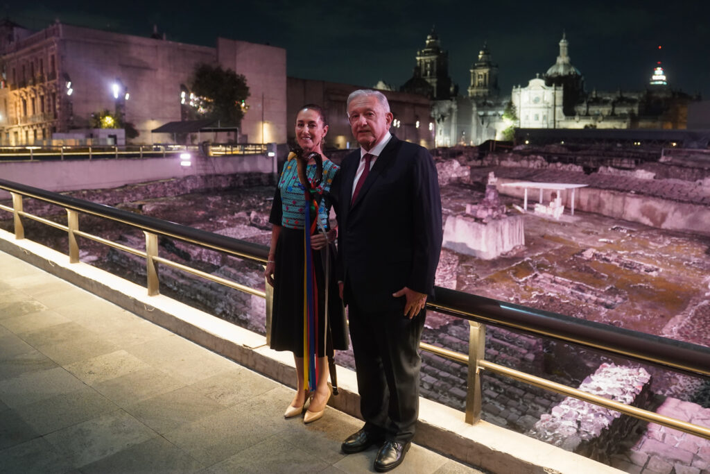 INE ordena a AMLO bajar publicaciones de entrega de bastón de mando a Sheinbaum