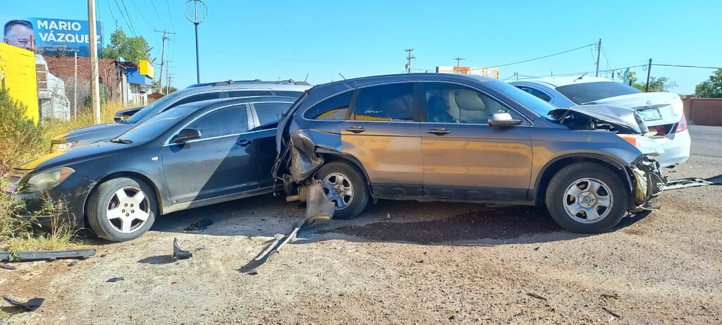 Chófer de camión dormita y choca seis vehículos en la vía corta: dos lesionados