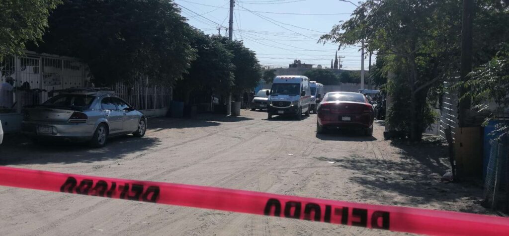 Acribillan a 3 jóvenes afuera de una vivienda en Juárez; fueron llevados a un hospital