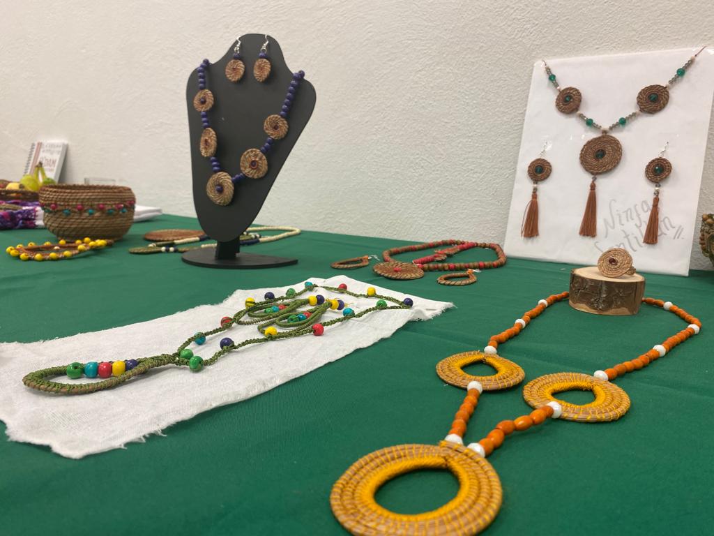 Mujeres indígenas de Durango elaboran artesanías con acícula de pino