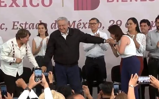 Alcaldesa de Tecámac besa la mano de AMLO en gira en Estado de México