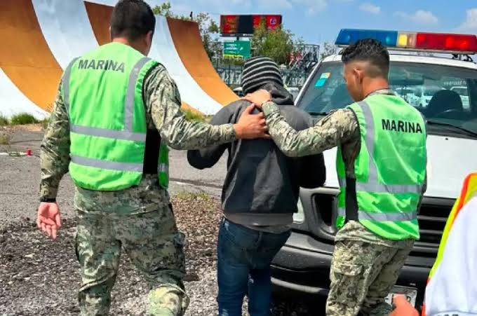 Detienen a menor de edad que se metió debajo de avión en el AICM