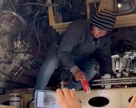 Detienen a menor de edad que se metió debajo de avión en el AICM