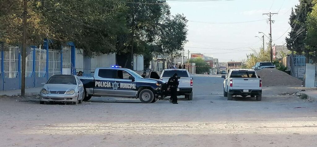 Sicarios lo asesinan a balazos frente a una preparatoria en Juárez cerca del CERESO