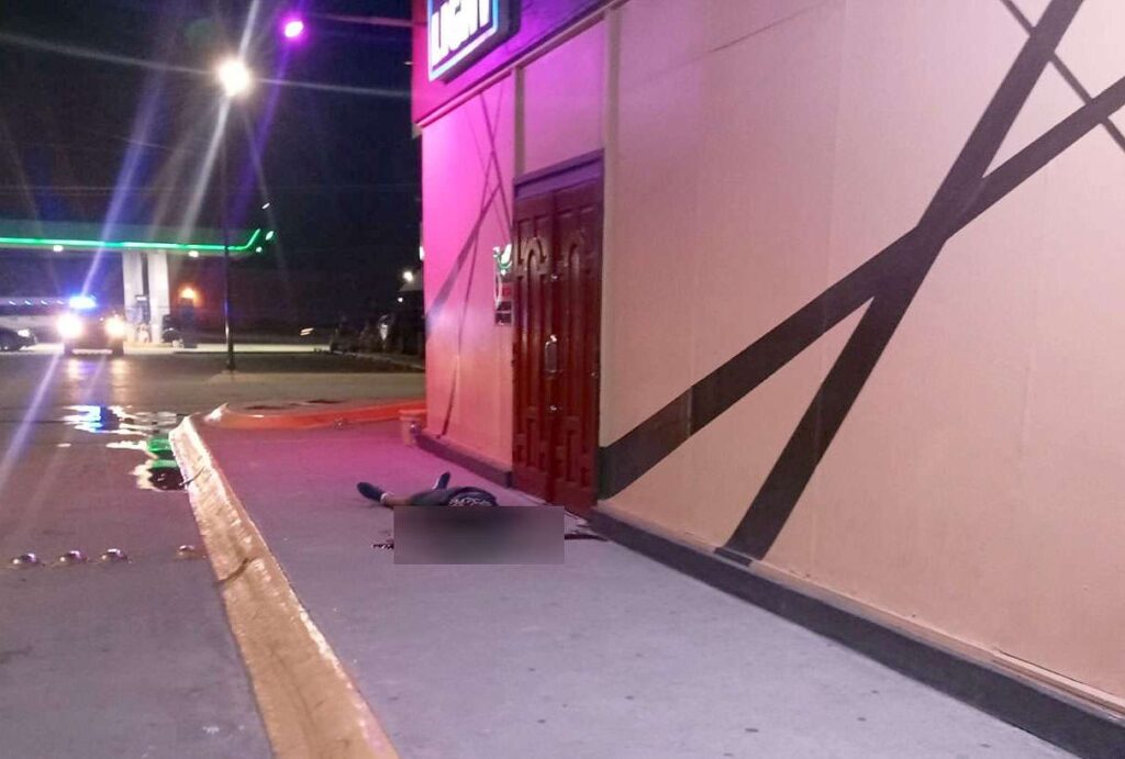 Entre 4 sujetos lo matan a balazos al salir de un bar en Juárez; no ha sido identificado