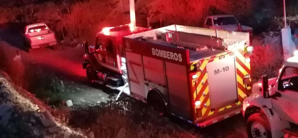 Comando armado incendia vehículos y viviendas en el Valle de Juárez
