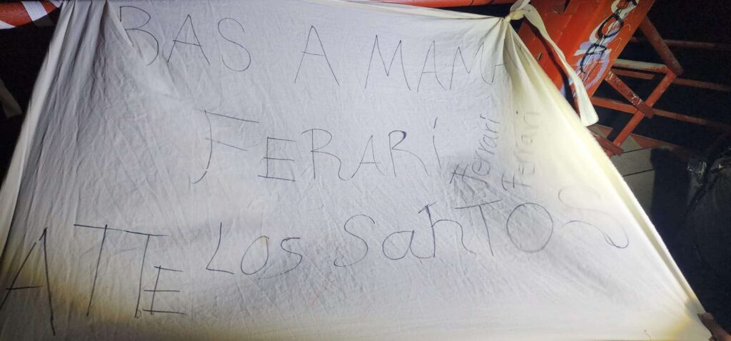 Dejan narco-manta en un puente, con mensaje amenazante