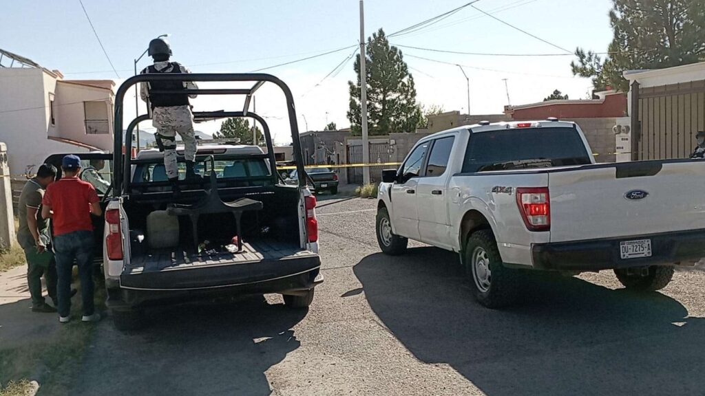 Sujetos armados asesinan a balazos a un joven dentro de su vivienda en Chihuahua