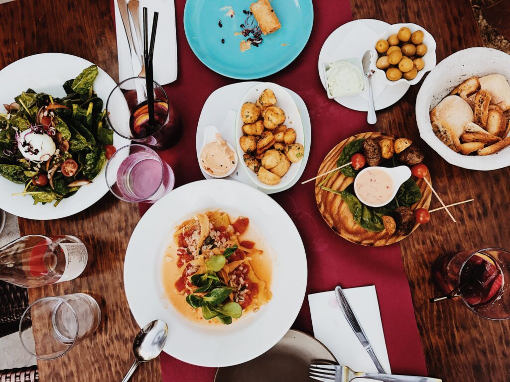 Restaurante decidió cobrar extra por lo que sobre en los platos