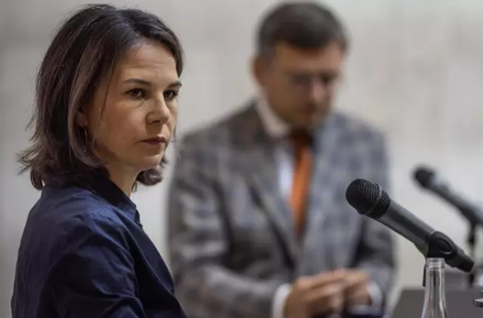 Ministra de Exteriores de Alemania pide a Putin liberar a los niños ucranianos deportados