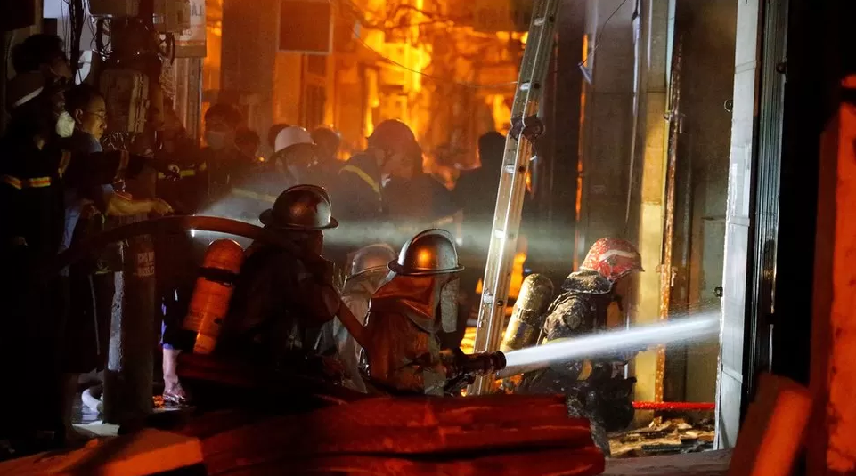 Incendio en un edificio de Vietnam deja más de 50 muertos