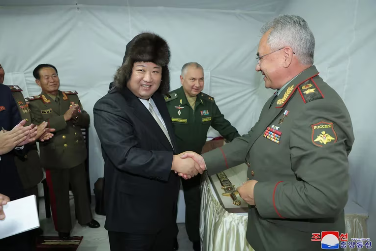 Kim Jong-Un cierra su visita a Rusia con regalos
