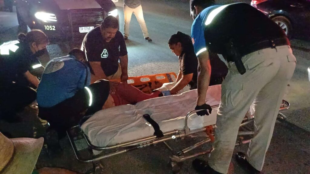 Tras pelear con su pareja, mujer de lanza a los vehículos en movimiento