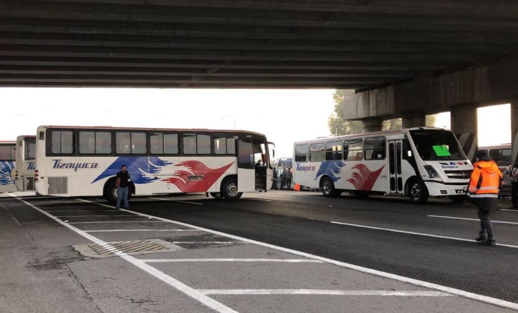 Transportistas bloquean la México-Pachuca en ambos sentidos a la altura de Ecatepec