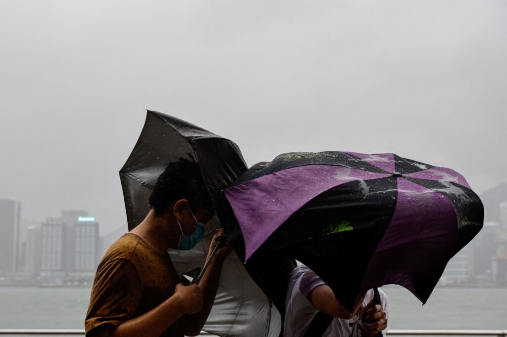 Hong Kong en alerta ante llegada de tifón Saola