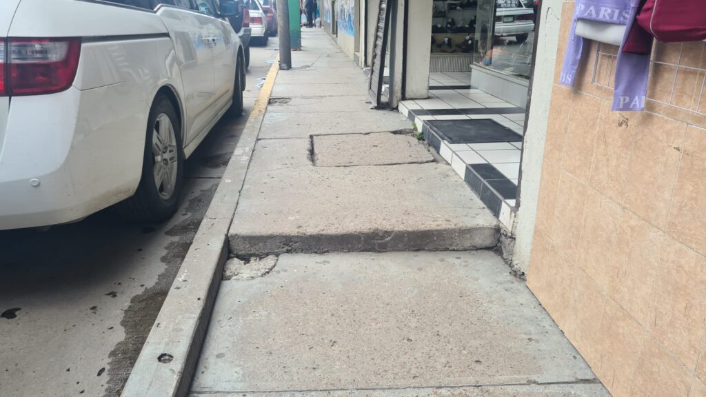 Piden rehabilitar banquetas de la zona centro