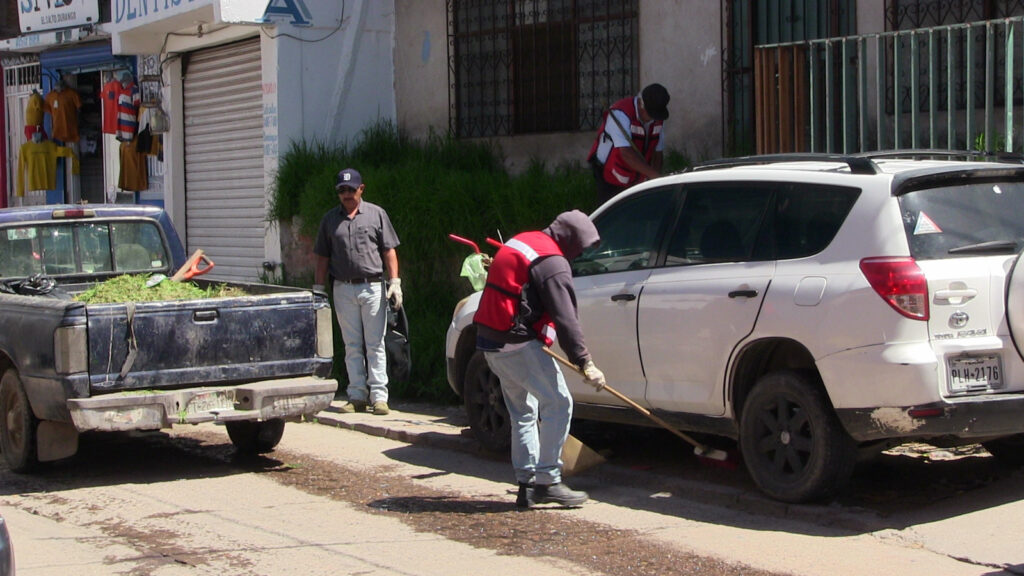 Realizan limpieza en calles de la zona centro