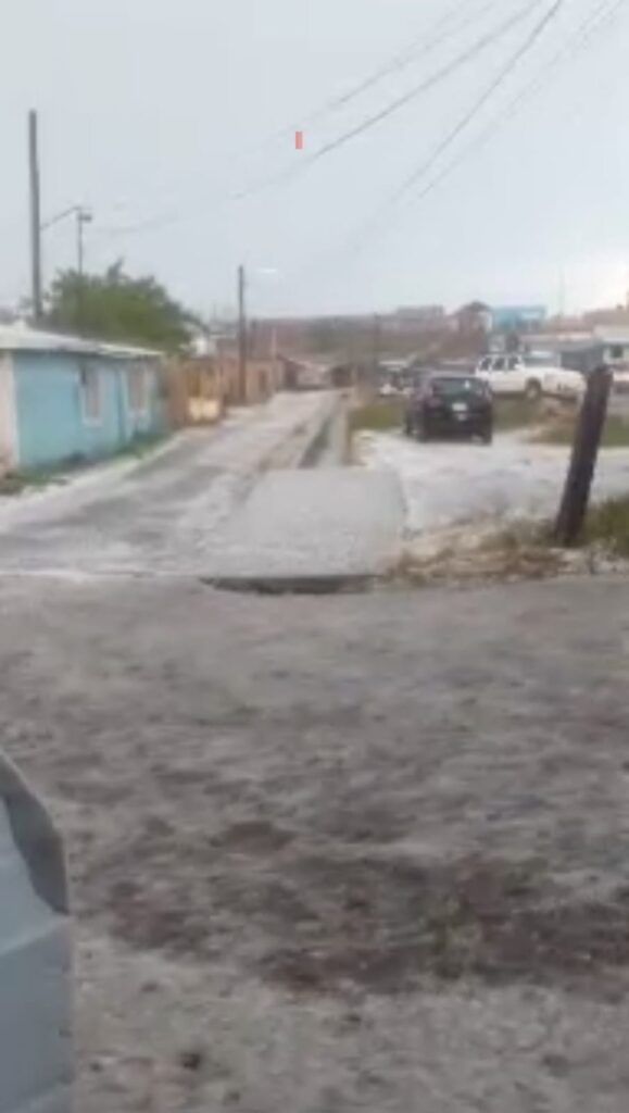 Denuncian vecinos reparación de canal de agua