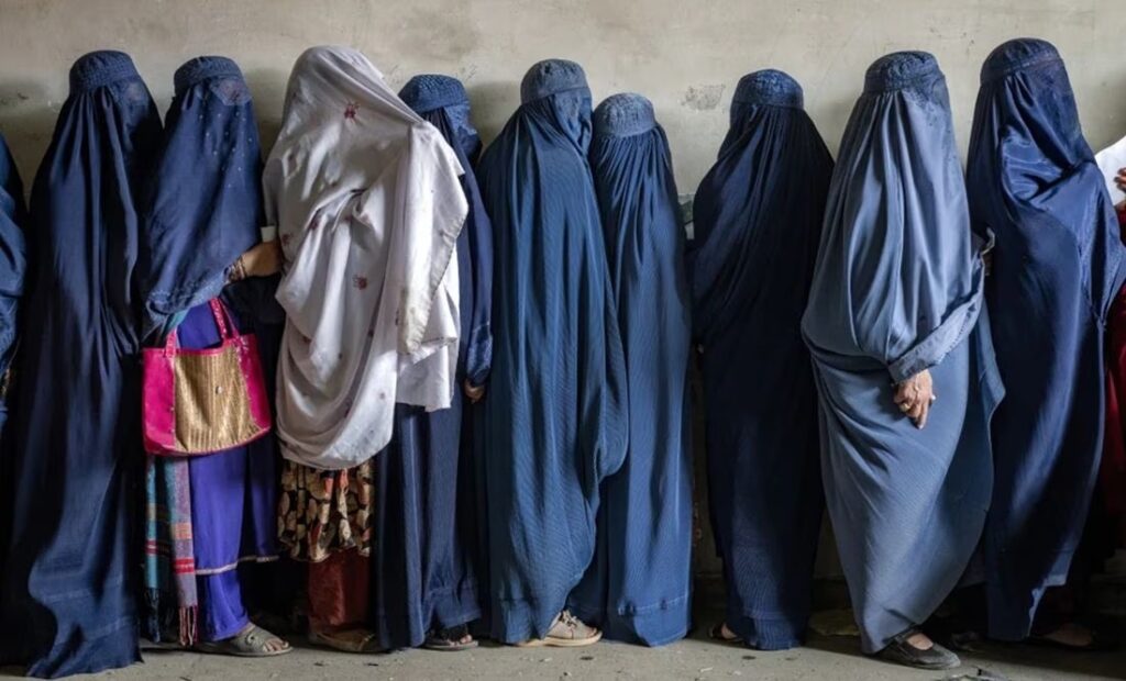 Suicidios de jóvenes afganas se han multiplicado tras regreso de los talibanes