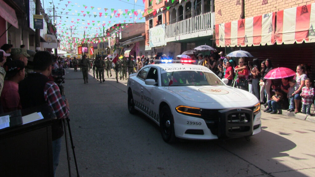 Desfile militar de independencia con miles de espectadores