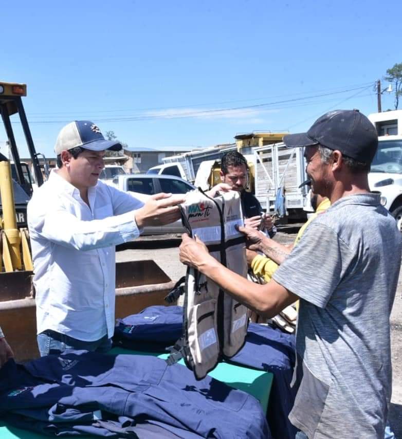 Entregan uniformes a trabajadores de presidencia