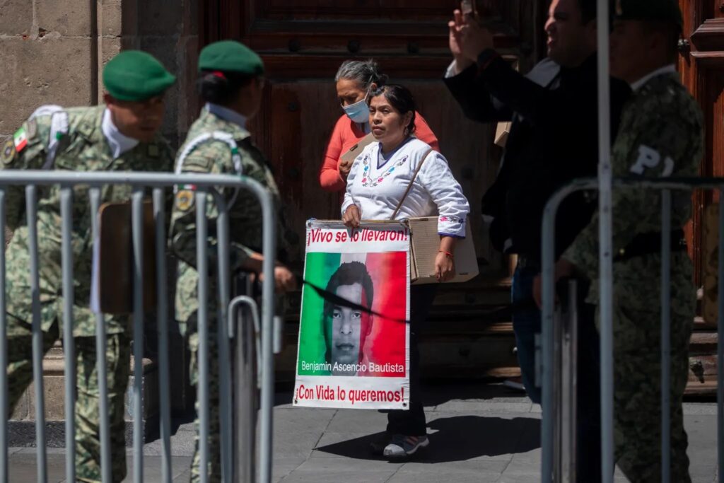 Padres de normalistas de Ayotzinapa exigen a AMLO no encubrir al Ejército