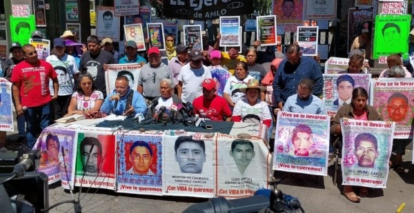 Padres de normalistas de Ayotzinapa piden investigar penalmente a Peña Nieto