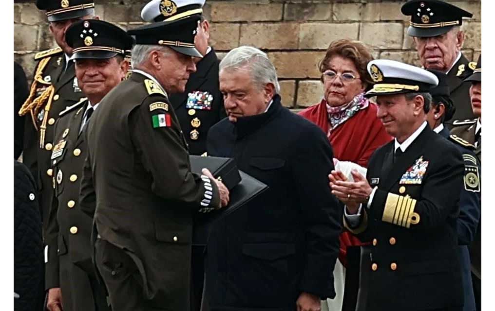 AMLO condecora a Salvador Cienfuegos, extitular de la Sedena con Peña Nieto