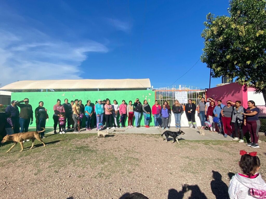 Manifestación de padres de familia en primaria Justo Sierra, exigen infraestructura nueva