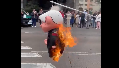 Queman piñata de AMLO en protestas del Poder Judicial