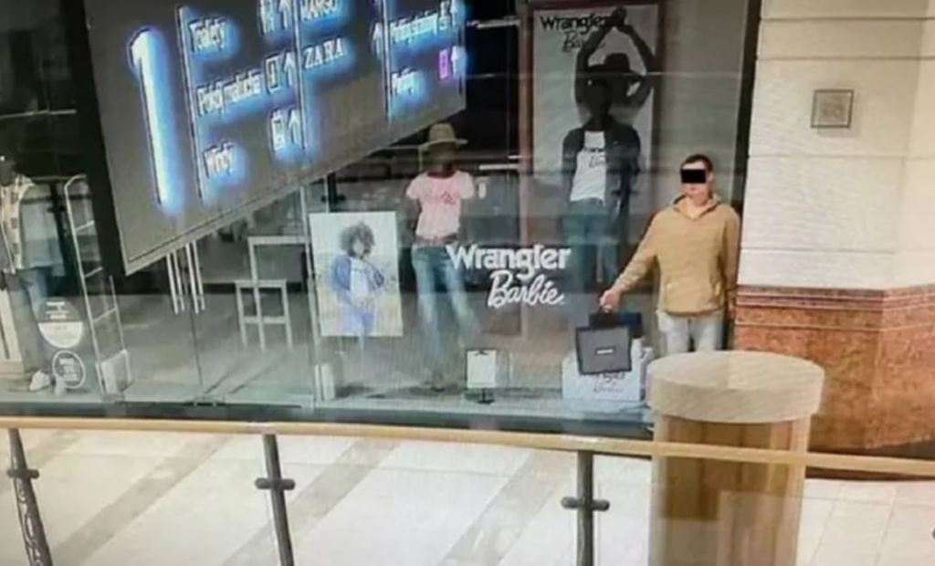 Hombre se hace pasar por un maniquí para robar centro comercial