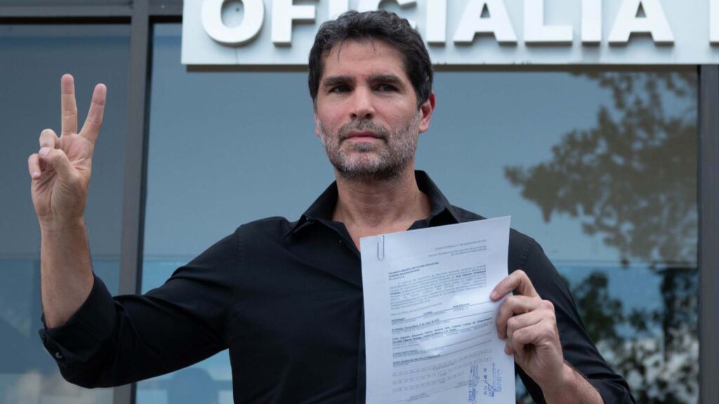 Eduardo Verástegui reúne casi el 3% de firmas ante el INE, detectan más de 2 mil con irregularidades